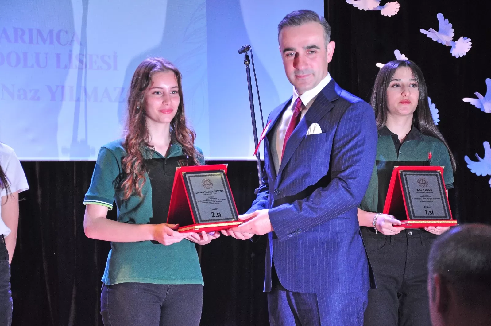 19 Mayıs Atatürk’ü Anma, Gençlik ve Spor Bayramı Etkinlikleri çerçevesinde Liseler arasında düzenlenen şiir ve kompozisyon yarışması ödüllerimiz.